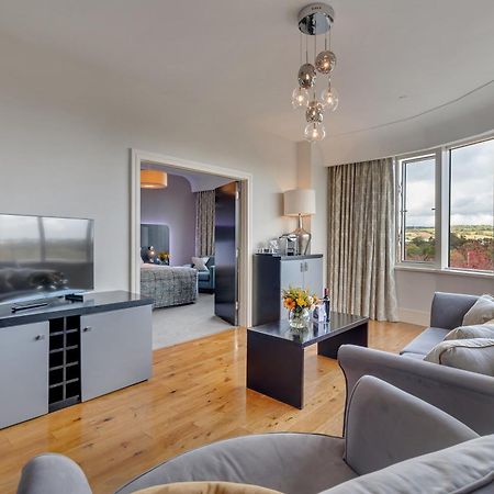 Fota Island Hotel And Spa Exterior foto A living room in a serviced apartment in London