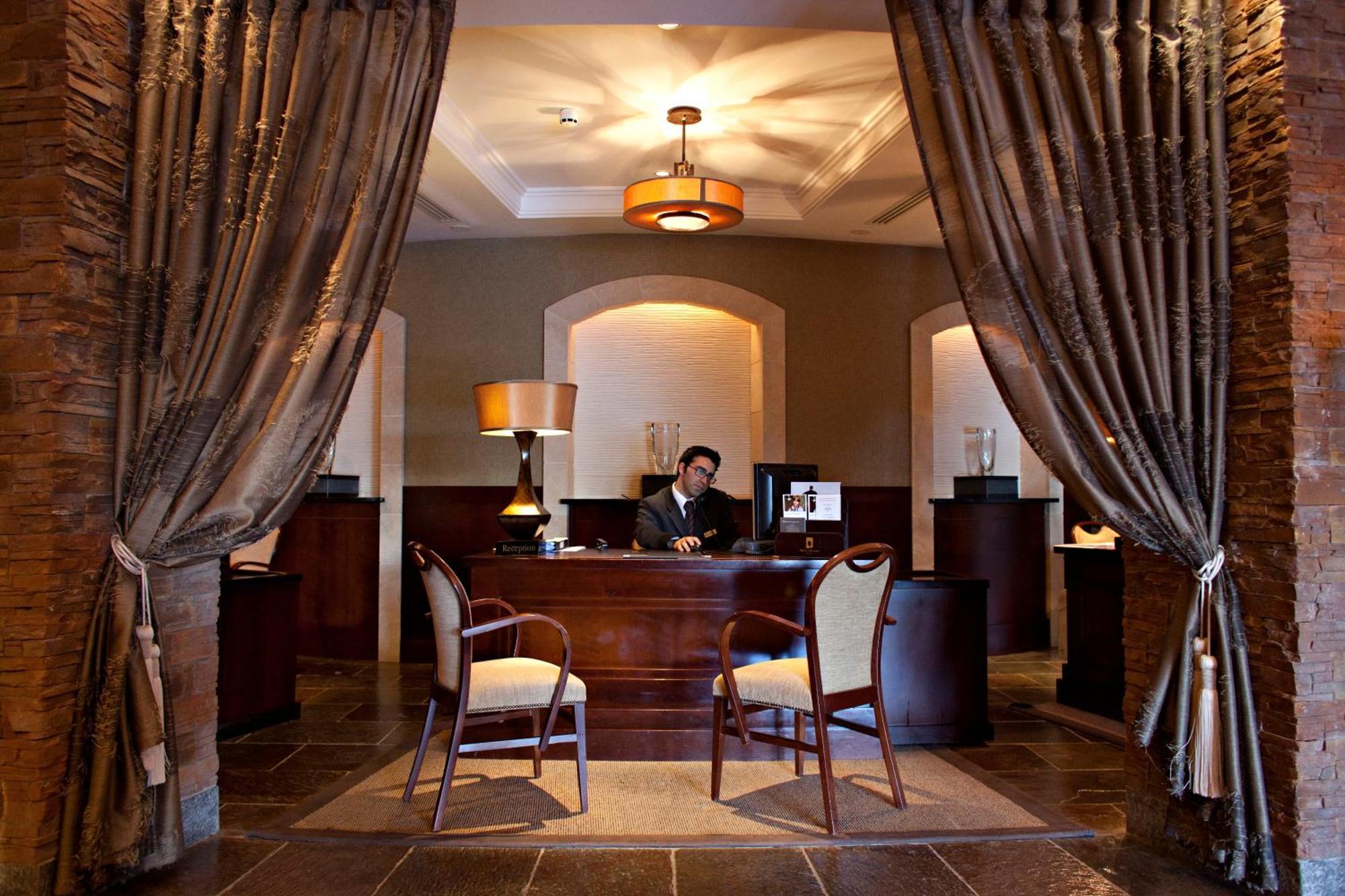 Fota Island Hotel And Spa Exterior foto Concierge at the Four Seasons Hotel, Washington, D.C.