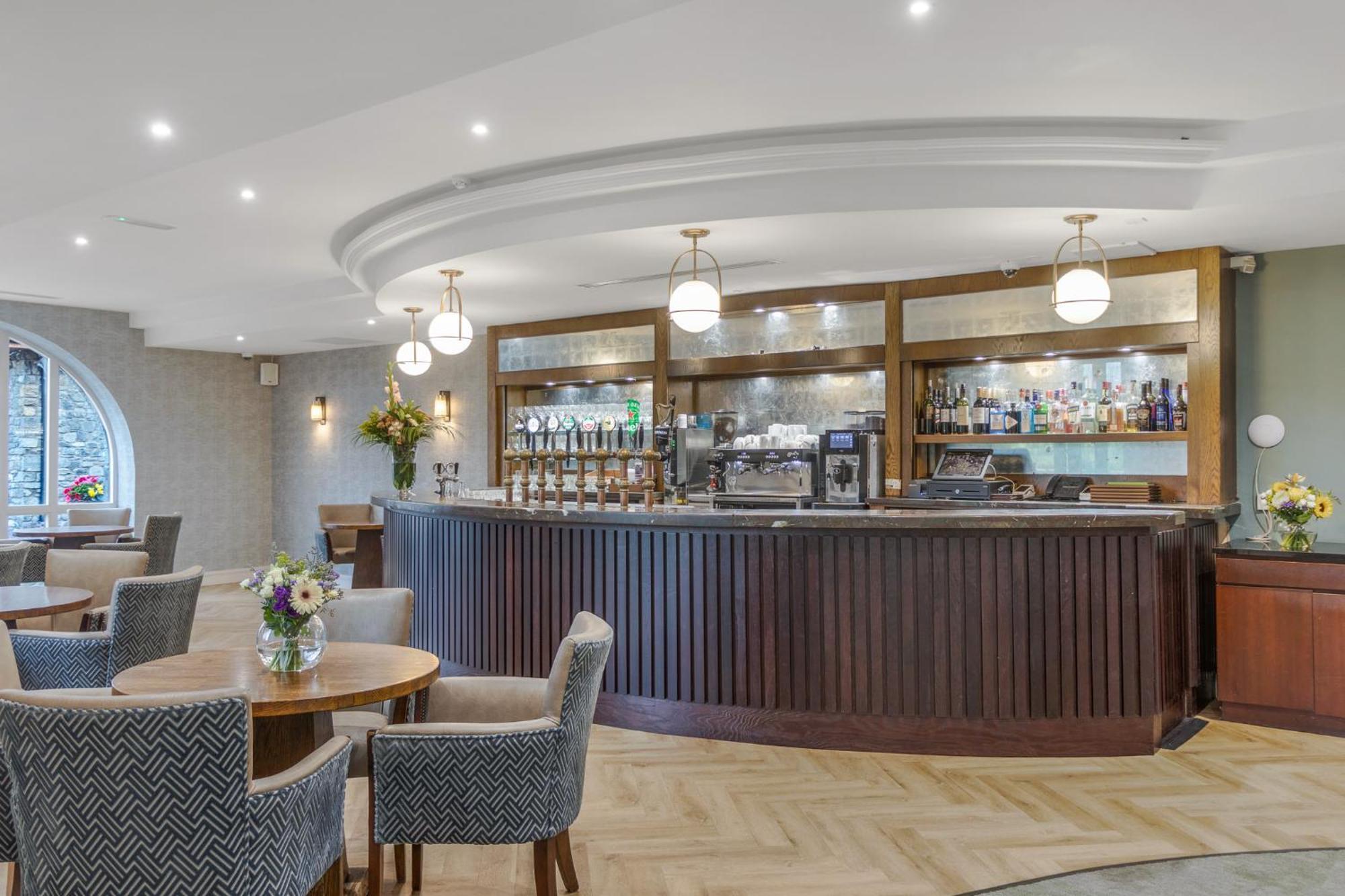 Fota Island Hotel And Spa Exterior foto The bar at the St. David's Hotel