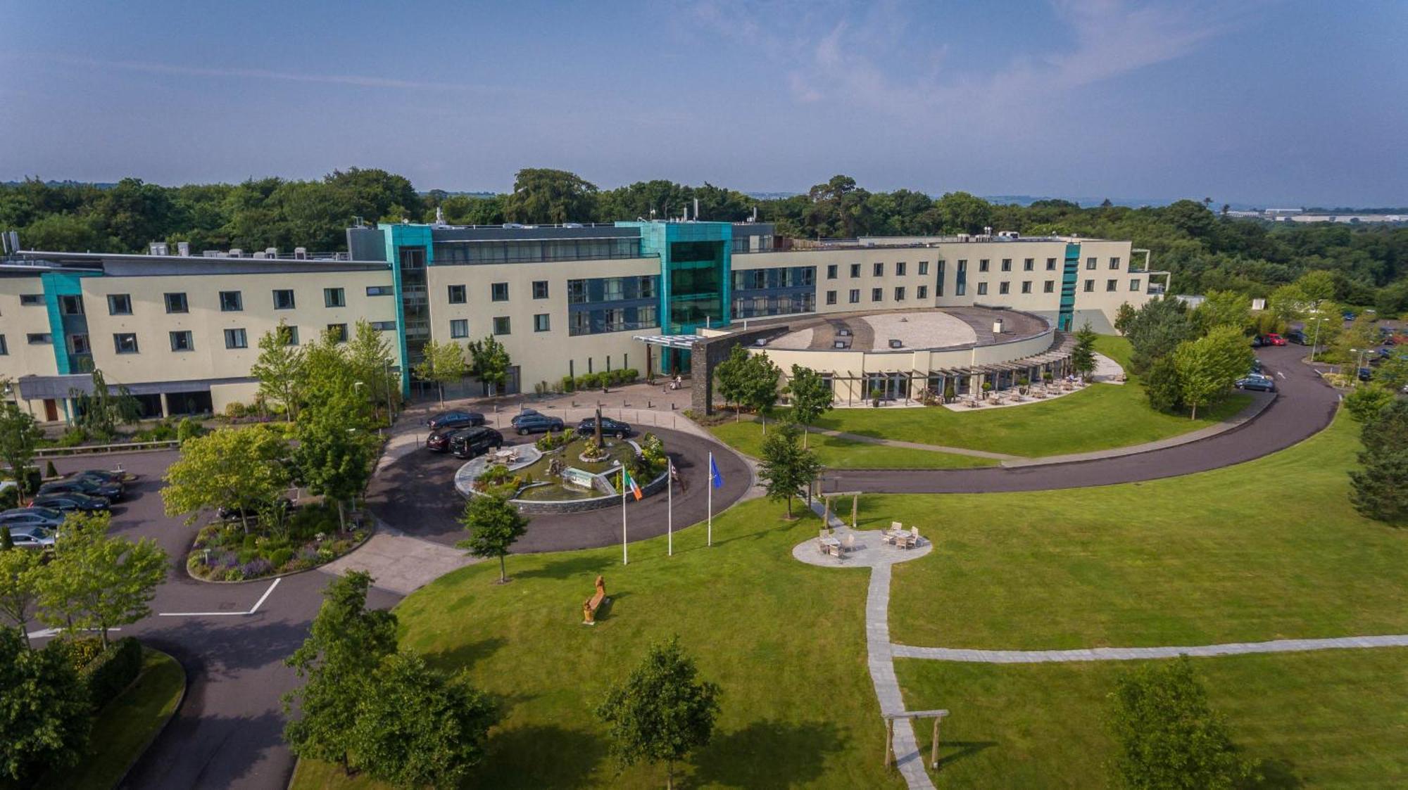Fota Island Hotel And Spa Exterior foto Aerial view of the Mid-Ulster Hospital