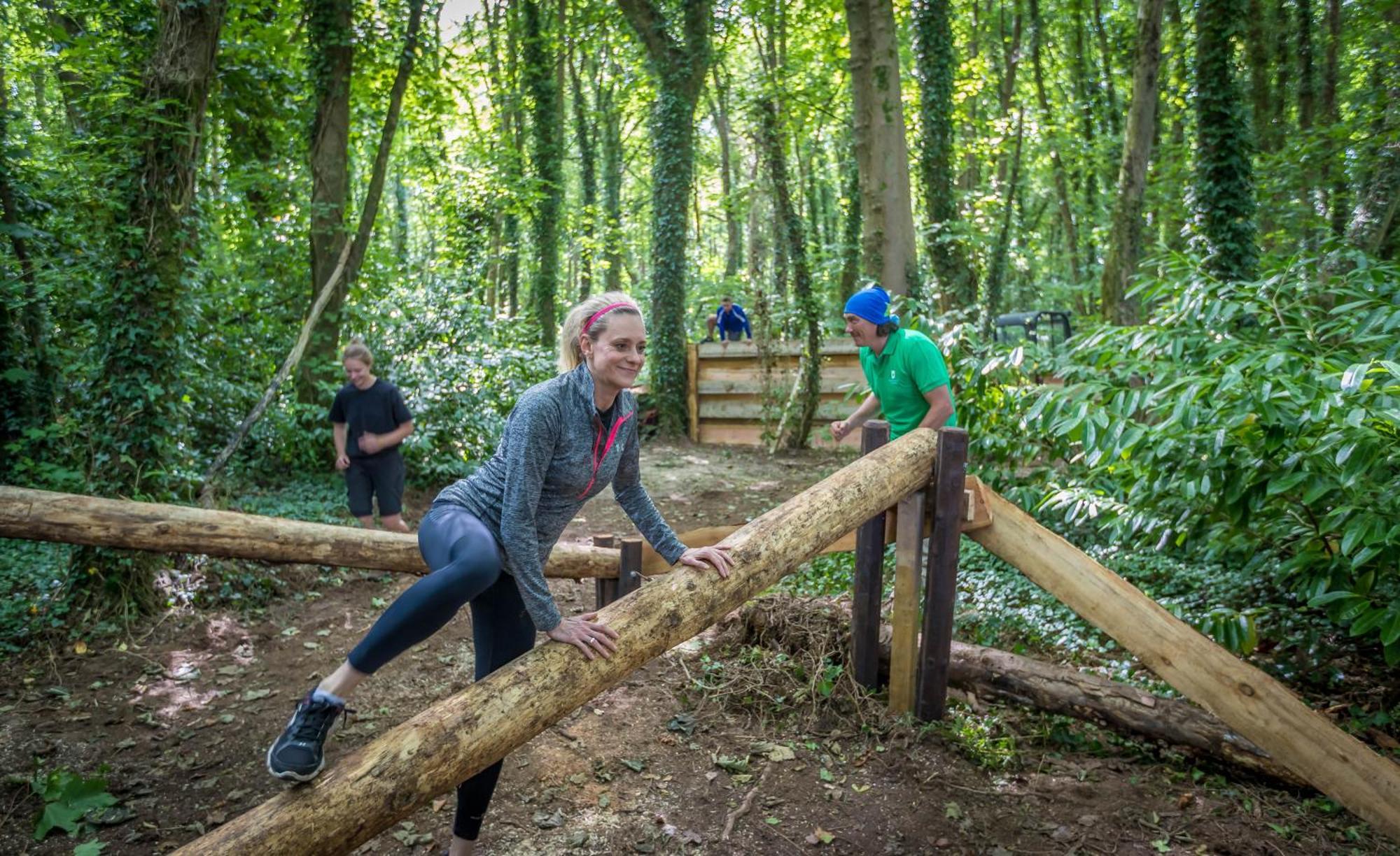 Fota Island Hotel And Spa Exterior foto A woman climbing over a log