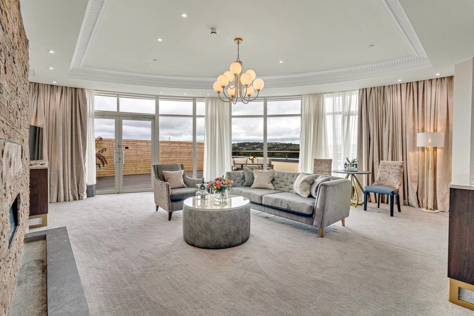 Fota Island Hotel And Spa Exterior foto The living room of a penthouse apartment at The Ivy Collection