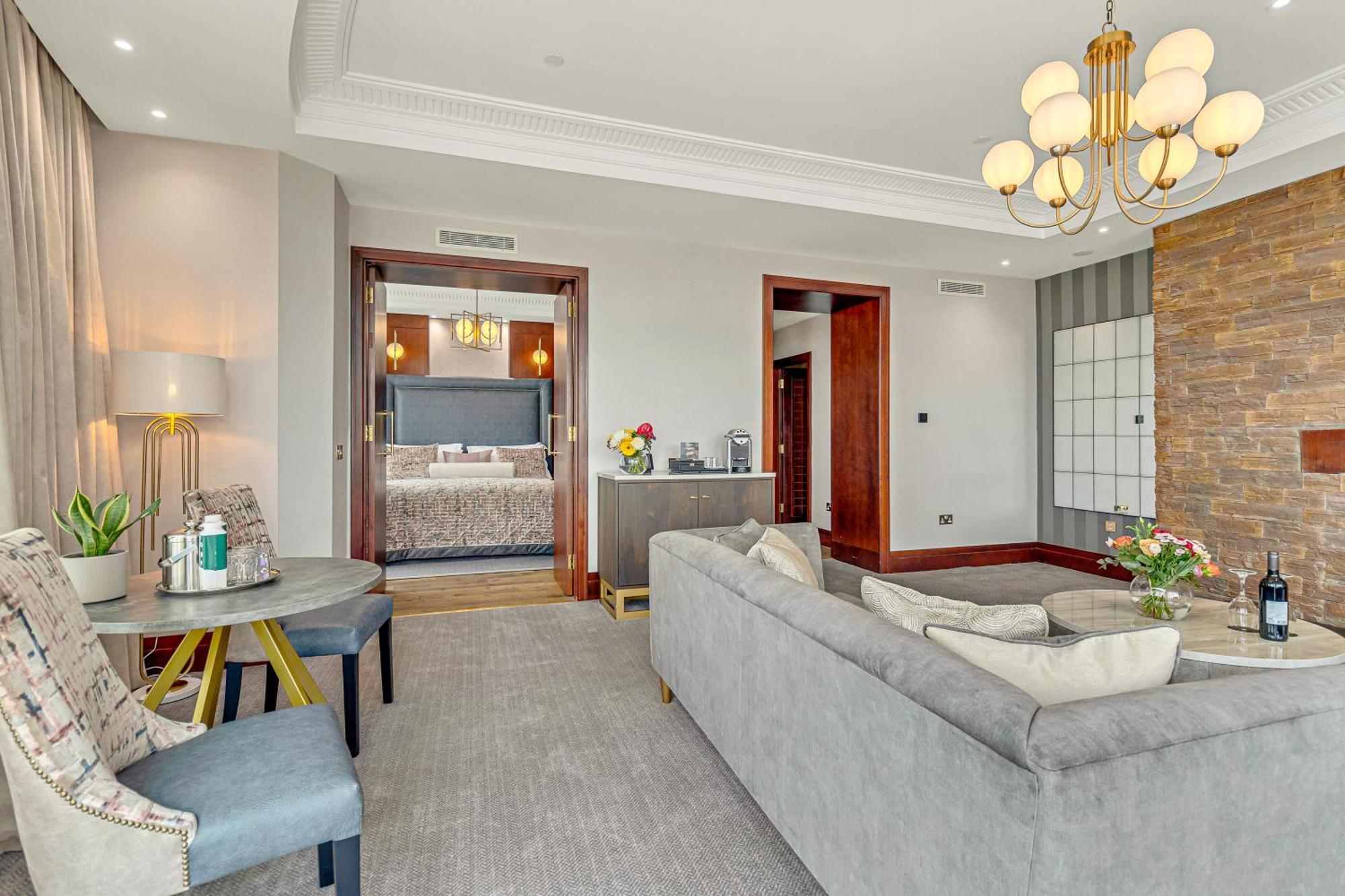 Fota Island Hotel And Spa Exterior foto A suite at the hotel