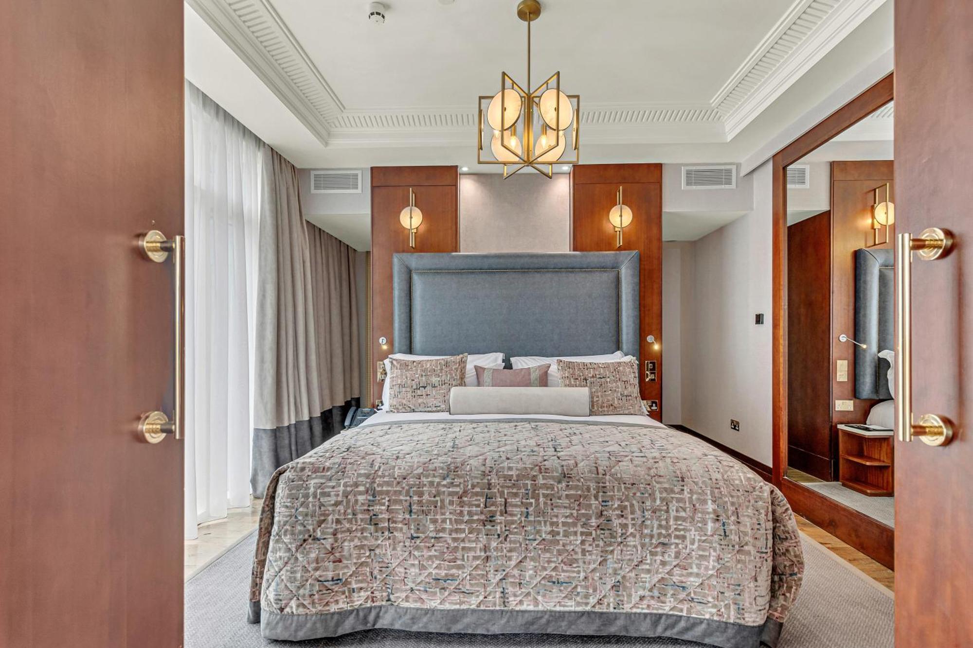 Fota Island Hotel And Spa Exterior foto A bedroom at the Ritz-Carlton, DIFC