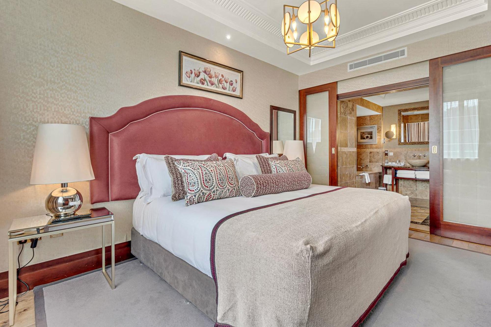 Fota Island Hotel And Spa Exterior foto A bedroom at the hotel