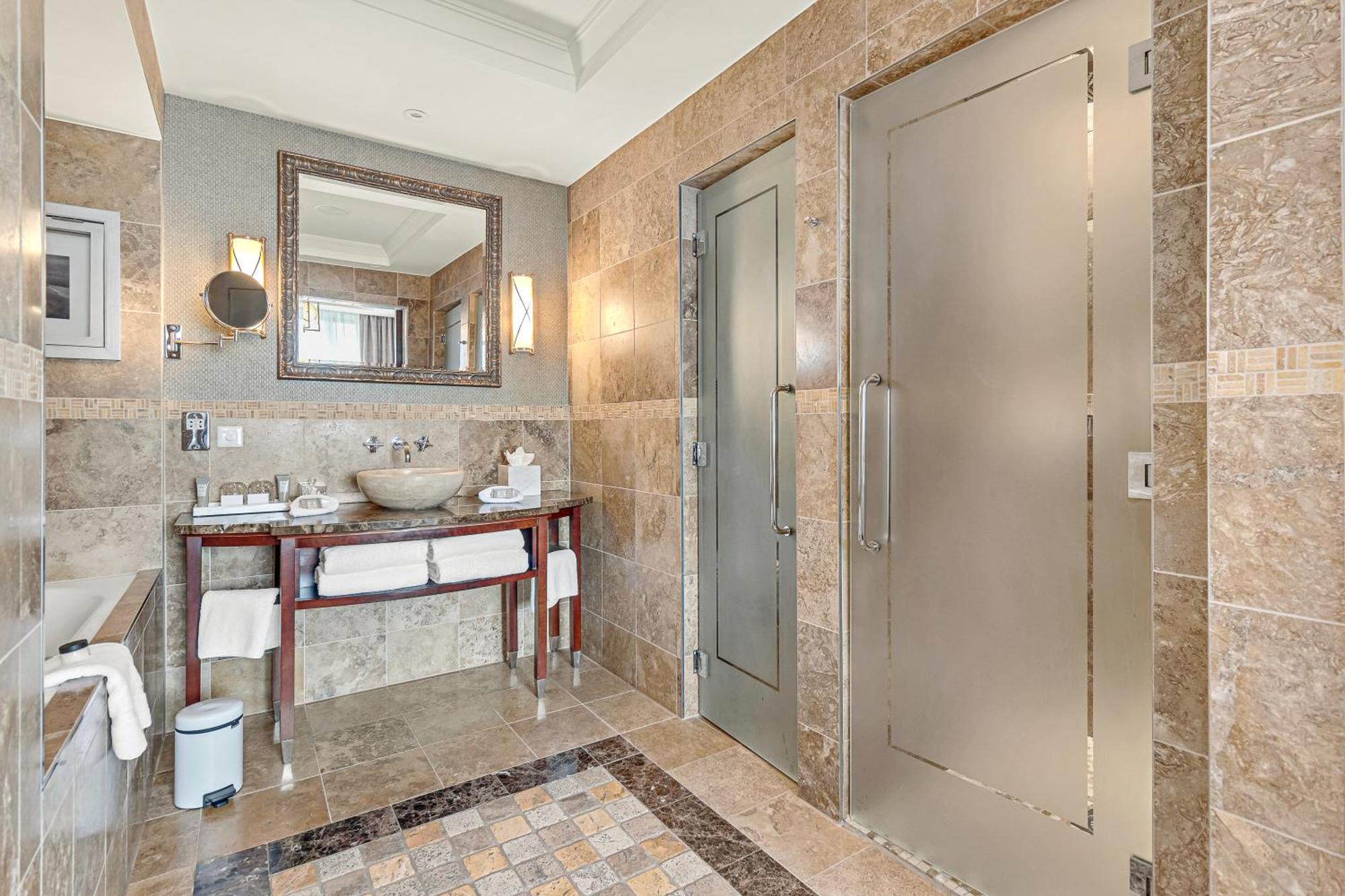 Fota Island Hotel And Spa Exterior foto A shower door