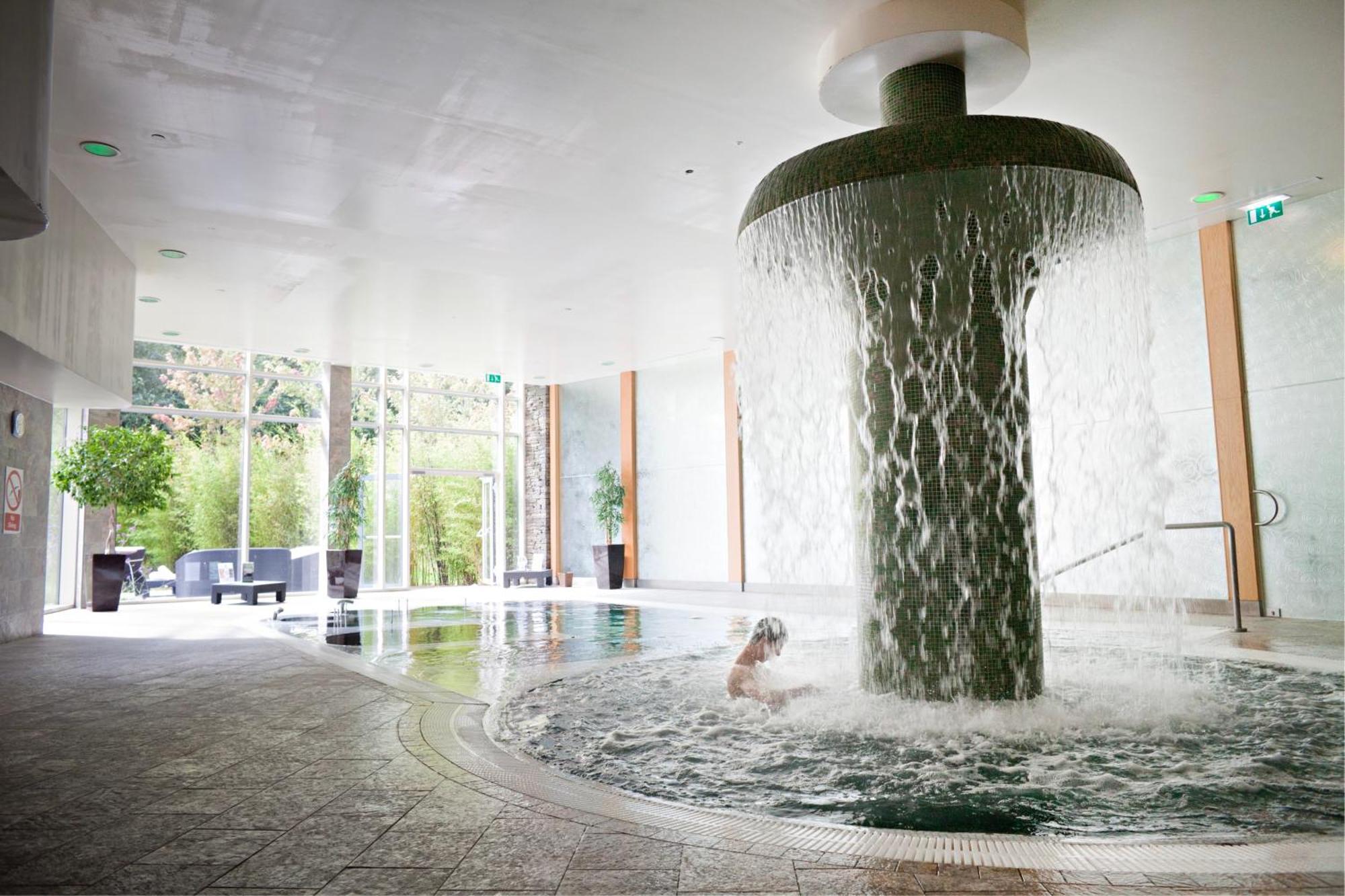 Fota Island Hotel And Spa Exterior foto Fountain at the entrance of the spa