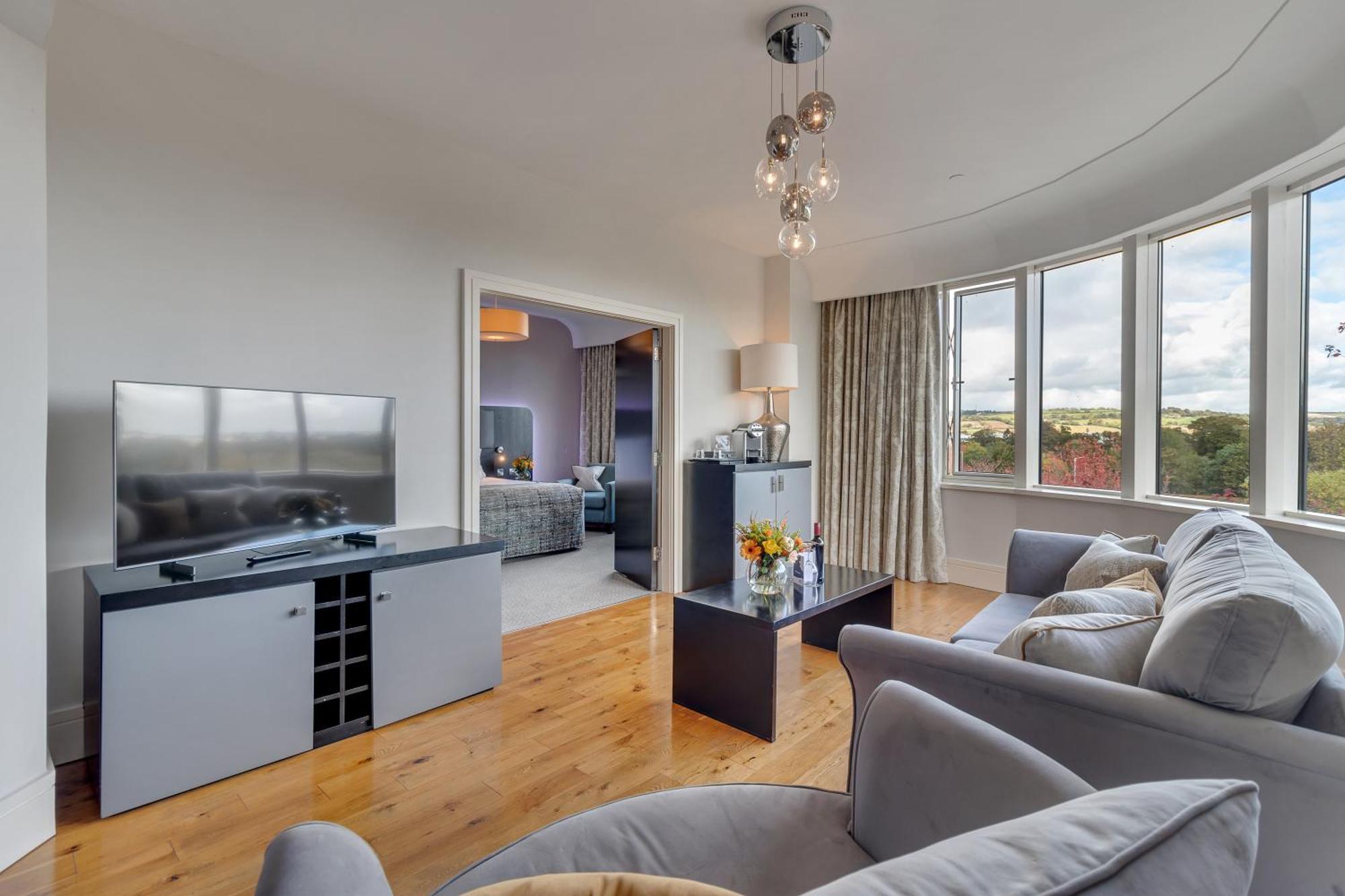 Fota Island Hotel And Spa Exterior foto A living room in a serviced apartment in London