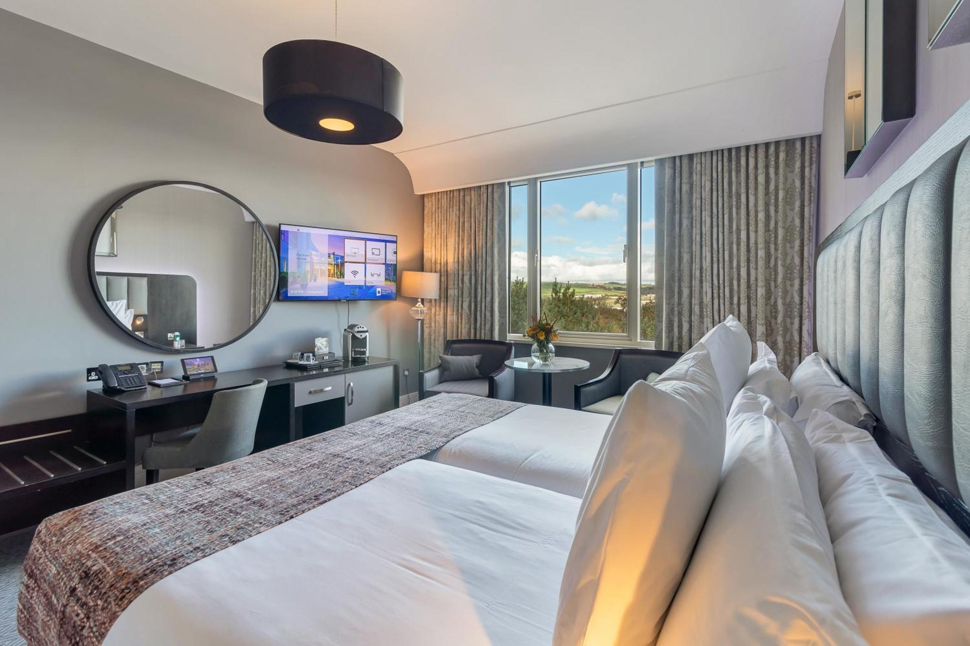 Fota Island Hotel And Spa Exterior foto A room at the Hilton London Heathrow