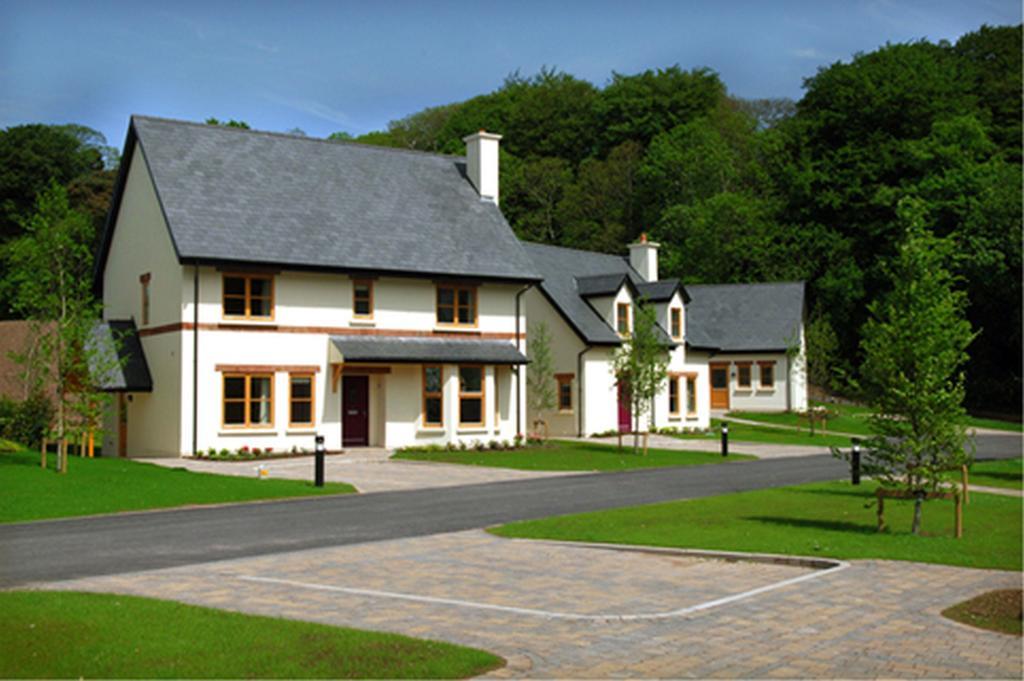 Fota Island Hotel And Spa Exterior foto Modern houses in the village