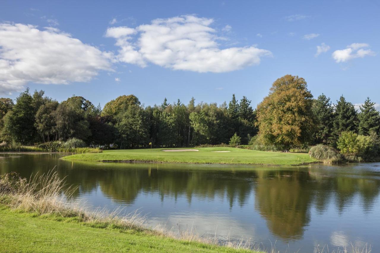 Fota Island Hotel And Spa Exterior foto The lake at the centre of the park
